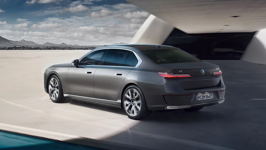 Premium sedan limousine for corporate & airport transfers Dubai